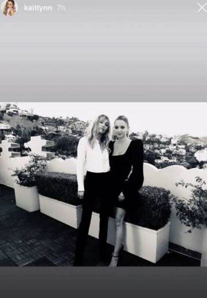 Miley Cyrus y Kaitlynn Carter, en el cumpleaños de esta última, a principios de mes.