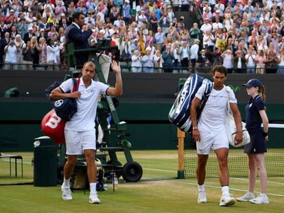 M&uuml;ller y Nadal abandonan la pista 1 de Wimbledon.