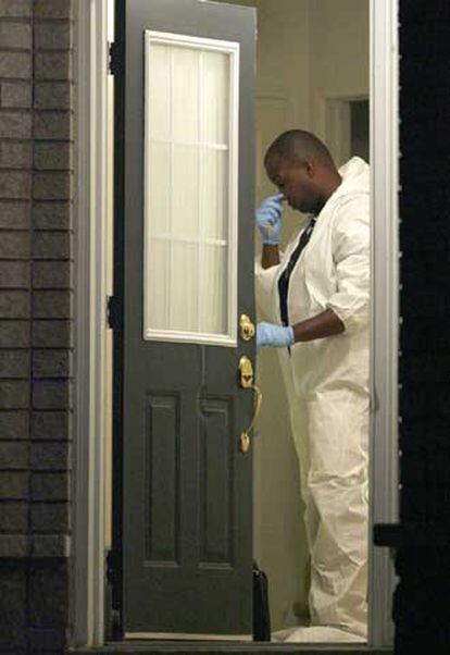 Un policía forense, a la entrada de una de las viviendas registradas en Toronto.