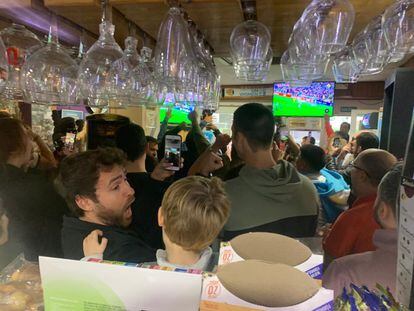 La clientela del bar Ripalda Boludo de Valencia celebra un gol de Argentina, en la final del mundial de fútbol.