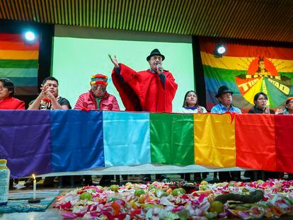 El presidente de la Conaie, Leonidas Iza, habla durante un discurso en la Casa de la Cultura, en Quito.