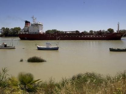 Un barco de carga en el Guadalquivir. 