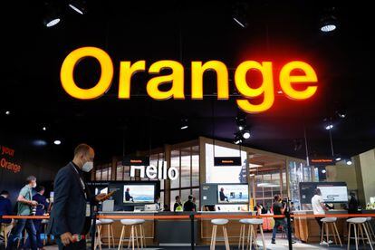 Un hombre pasa ante el stand de Orange en el Mobile World Congress de Barcelona este martes.