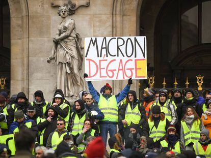 Un grupo de 'chalecos amarillos' protesta en París, este sábado.
