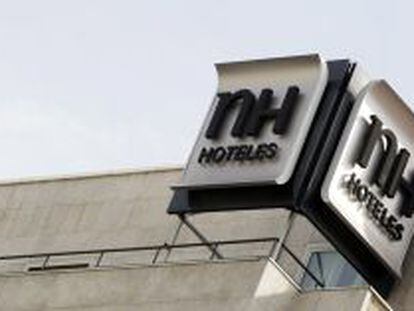 Logo de NH en la fachada de uno de su hoteles.