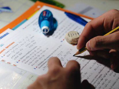 Un escolar hace deberes de matemáticas en Valladolid.