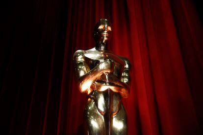 Una figura gigante del trofeo de los Premios Oscar durante la ceremonia de nominación de su 95ta edición, este martes.