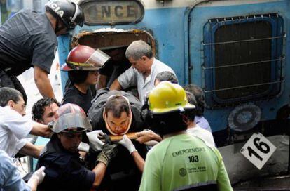 Rescate de un herido en el accidente ferroviario de la estaci&oacute;n Once, en Buenos Aires.