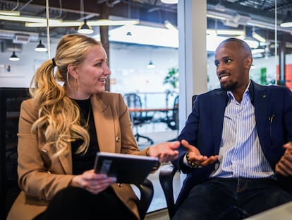 Dos emprendedores en un espacio de 'coworking'.