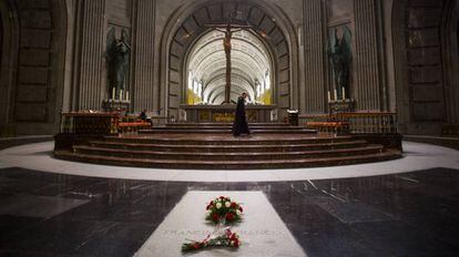Tumba de Francisco Franco frente al altar de la basílica del Valle de los Caídos.