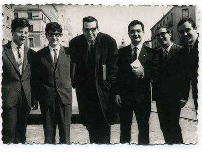 Los Marcianos al completo, en una calle de Madrid en 1966. De izquierda a derecha, Augusto M. Torres, Marcelino Villegas, José María Palá, Juan Antonio Molina Foix, Ricardo Buceta y Vicente, el autor.