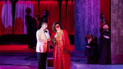 El tenor Francesco Meli y la soprano Anna Pirozzi en la escena final de 'Un ballo in maschera', el pasado 21 de abril en el Palau de Les Arts.