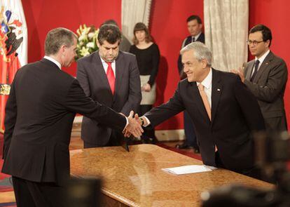 El presidente chileno, Sebastián Piñera, saluda al nuevo ministro de Educación, Felipe Bulnes