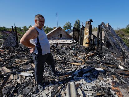 Un hombre observa este domingo los restos de su casa destruida en Donetsk por los combates entre las tropas rusas y ucranias.