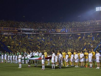 Los jugadores de León y Tigres.