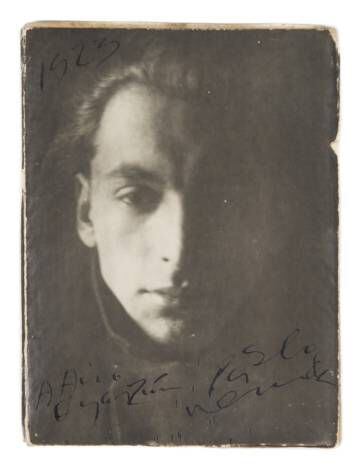 Fotografía de Pablo Neruda de 1923, que fue adjudicada en la subasta por 2.000 euros.
