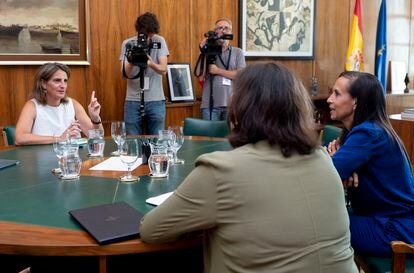 La vicepresidenta tercera del Gobierno y ministra para la Transición Ecológica y el Reto Demográfico, Teresa Ribera (a la izquierda), durante una reunión dentro de la ronda de conversaciones para diseñar el plan de contingencia energética, el 29 de agosto en Madrid.