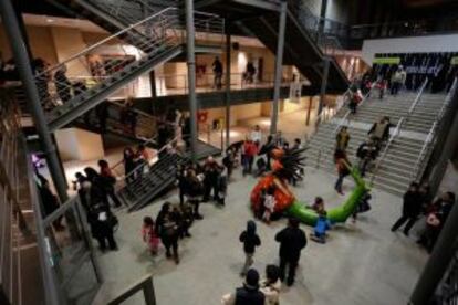 Vestíbulo de la Usina del Arte, en Buenos Aires, sala de conciertos instalada en una vieja central eléctrica remodelada.