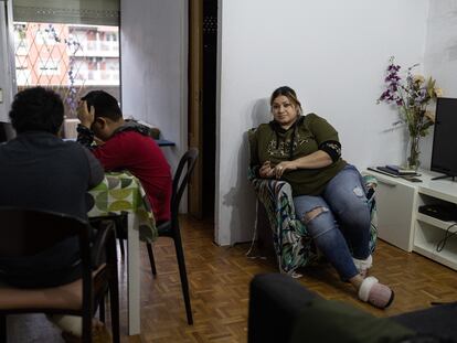 Yesenia Anaya, usuaria de Cáritas, junto a dos de sus sobrinos en el salón de su casa el pasado viernes.