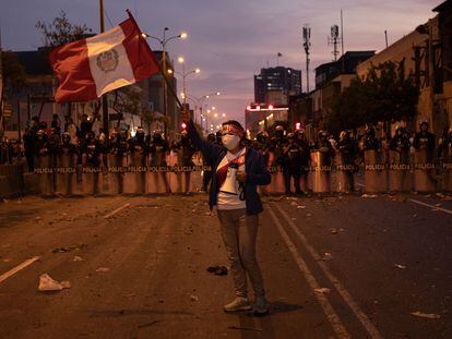 Una mujer ondea una bandera durante las protestas, el 11 de diciembre en Lima (Perú).