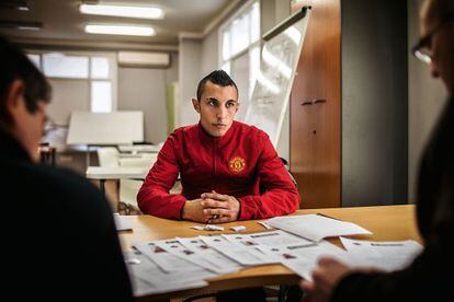 Adrián Fernández, 22 años, en una entrevista de acceso a un curso para desempleados.
