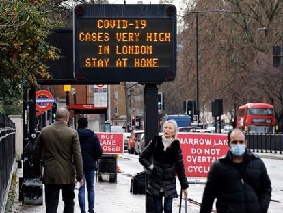 Señales de alerta por la covid-19 en las calles de Londres, el pasado 23 de diciembre.
