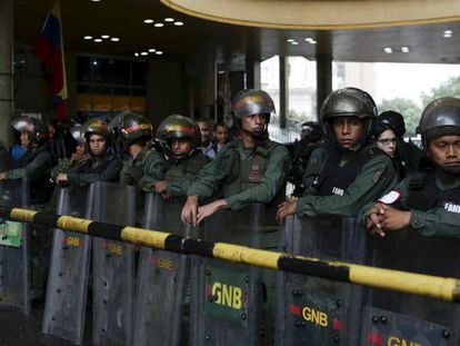 Miembros de la Guardia Nacional de Venezuela rodean el Consejo Nacional Electoral.