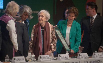 Ida Vitale, en el centro, al recibir el premio de la Feria Internacional del Libro de Guadalajara.