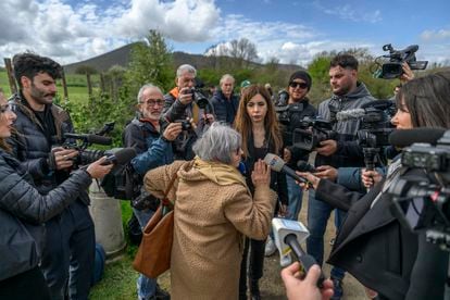 One of the followers of the psychic Gisella Cardia is attacked by the media waiting at the door of the premises.