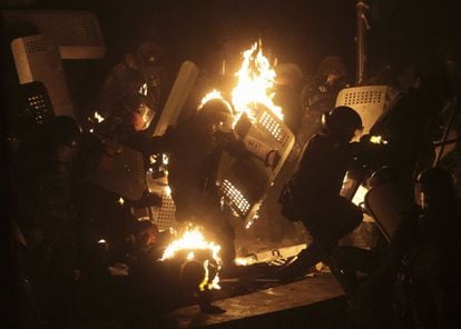 De acuerdo con el parte oficial, un total de 49 agentes de las fuerzas antidisturbios, muchos de los cuales presentan traumatismos craneanos y fracturas, tuvieron que ser hospitalizados. En la imagen, policía antidisturbios después de que les tiraran un coctel molotov, 19 de enero de 2014.