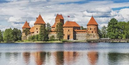 El castillo de Trakai, en el lago Galve, a 30 kilómetros de Vilna, data del siglo XV y fue reconstruido en los años cincuenta del siglo XX.