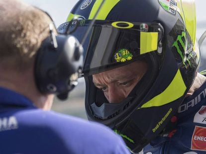 Valentino Rossi habla con un mecánico de Yamaha durante el Gran Premio de Aragón.