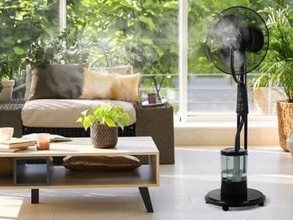 Una de las mejores opciones para mitigar el calor en interiores durante el verano es hacernos con un ventilador con opción nebulizador.