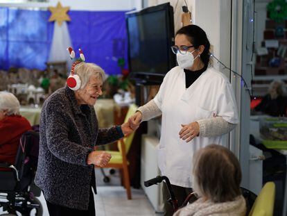 Dolores, residente en el centro geriátrico Gure Etxea de Barcelona, bailaba el día 23 con María, codirectora de la residencia.