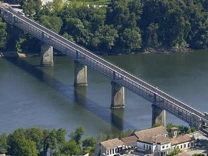 Vista aérea del río Miño con el viejo puente internacional que hace frontera con Portugal; arriba las murallas de Valença, abajo el puesto de la policia fronteriza, en Tuy (Pontevedra).