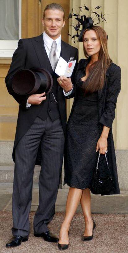 David y Victoria Beckham, en 2003, cuando el futbolista recogió la Orden del Imperio Británico.