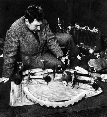 Alexander Calder, representando 'El circo más pequeño del mundo' en la Residencia de Estudiantes en 1933.
