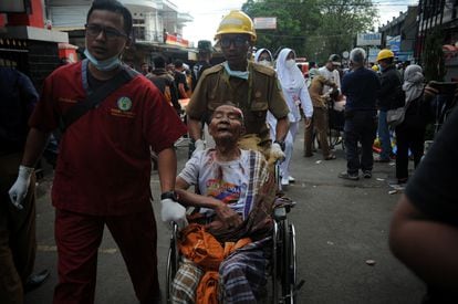 Personal sanitario trasladan a un herido en Cianjur (Indonesia). Herman Suherman, jefe de la administración de Cianjur, ha declarado al canal de noticias MetroTV: “La mayoría de los heridos tienen fracturas tras haber sido encontradas atrapadas en los escombros de los edificios”.