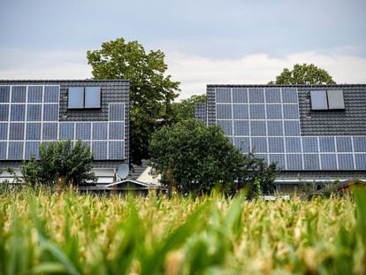 Paneles solares en el tejado de dos casas, en Rheinberg (Alemania).