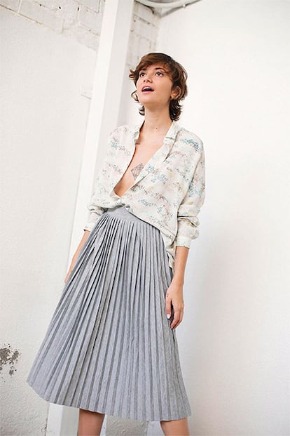 Emes
María de Miguel, arquitecta de formación, está detrás de las prendas con estampados propios y cortes básicos de Emes. La buena acogida de sus diseños le ha permitido crear prints para empresas y clientes como el grupo Inditex.