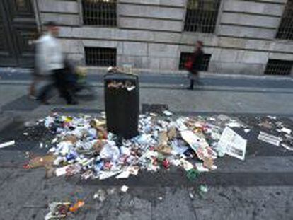 Basura acumulada en la calle Alcal&aacute; de Madrid.