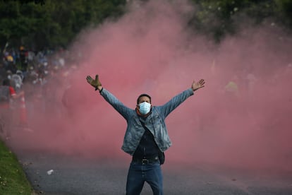 Un hombre se manifiesta contra la violencia policial el 1 de mayo en Bogotá.