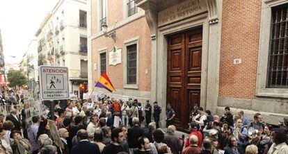 Protesta ante la Real Academia de la Historia en junio de 2011