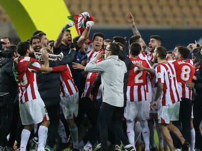 Los jugadores del Athletic celebran su triunfo en la Supercopa ante el Barcelona al son de la trompeta de Villalibre, a la izquierda de la imagen.