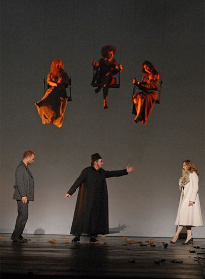 De izquierda a derecha, Sting, Elvis Costello y Sylvia Schwartz durante la representación de<b> </b><i>Welcome to de Voice. </i>