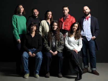 Los ocho artistas jóvenes ganadores del concurso 'Generación 22' en la Casa Encendida de Madrid.