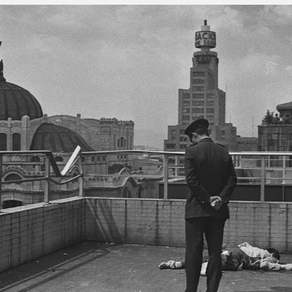 Un policía observa el cuerpo de una persona que se suicidó lanzándose de la Torre Latino, el 6 de septiembre de 1971.