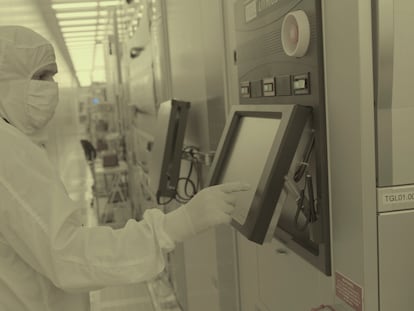 Trabajadores del centro de investigación de semiconductores de IBM, en Albany, Nueva York, el pasado jueves.