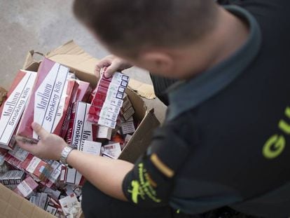 Un agente de la Guardia Civil, con tabaco de contrabando, en una imagen de archivo.