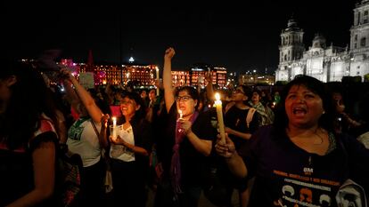 Grupos de mujeres protestan contra la violencia, en el Zócalo en 2019.